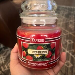 YANKEE CANDLE BLACK BAND STRAWBERRY NEW!